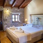 Trapela Areopolis, Boutique