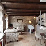 Trapela Areopolis, Boutique
