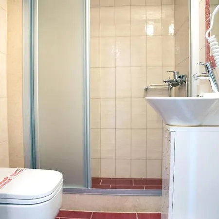 Trapela Areopolis, Boutique