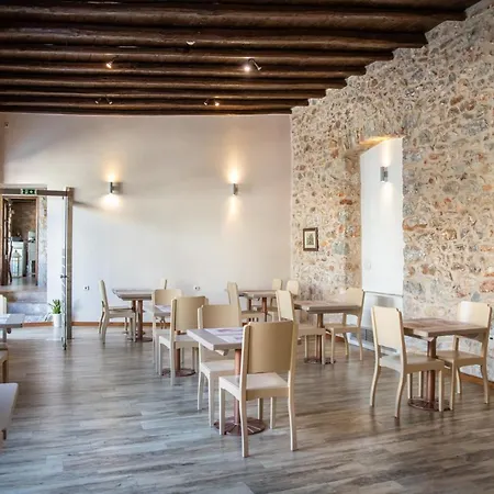 Trapela Areopolis, Boutique