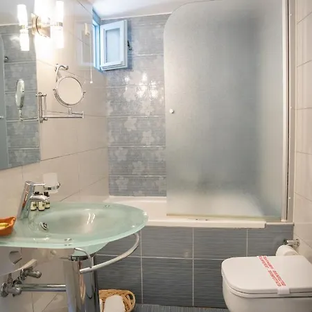 Trapela Areopolis, Boutique