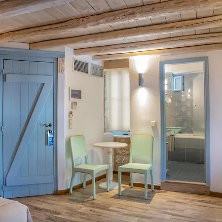 Trapela Areopolis, Boutique