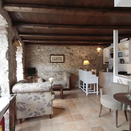 Trapela Areopolis, Boutique